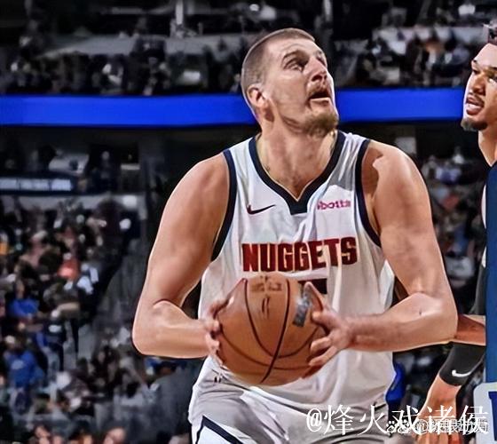 球员通道内掘金队友互相鼓舞,约基奇拍球走向赛场 球员通道内掘金队友互相鼓舞,约基奇拍球走向赛场