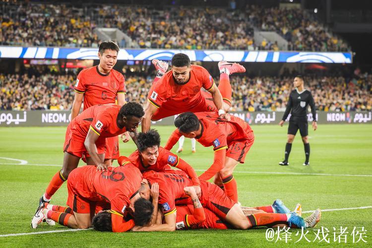 八队首战进球狂欢 八队首战进球狂欢